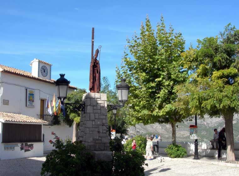 Guadalest Town Square, with Town Hall behind the statue and light feature